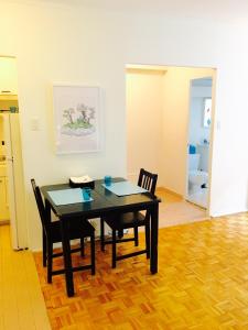 - une salle à manger avec une table et deux chaises dans l'établissement Stylish Montreal Apartment: Comfortable Stay in the Golden Square Mile, à Montréal