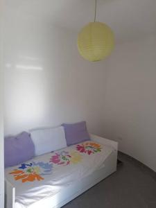 新喬瓦尼提蒂諾的住宿－Casa MaryGiò，一张白色沙发,里面摆放着色彩缤纷的枕头