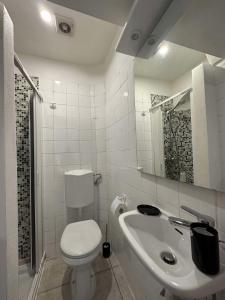 uma casa de banho branca com um WC e um lavatório em Al Belvedere Affittacamere em Cuneo