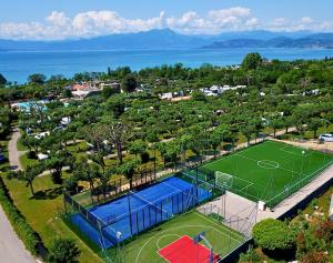 an overhead view of a tennis court with a tennis at Camping Fossalta in Lazise