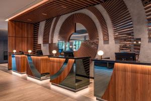 Uma área de estar em Geneva Marriott Hotel