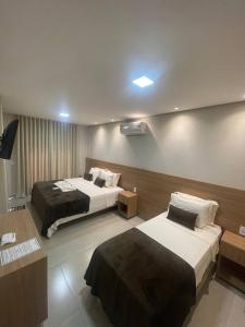 ein Hotelzimmer mit 2 Betten in einem Zimmer in der Unterkunft Pousada Velho Chico in Vargem Bonita
