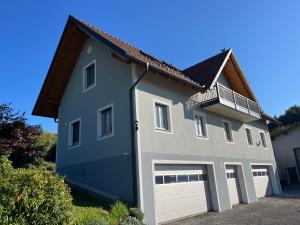 ein großes blaues Haus mit Garage in der Unterkunft Ferienhaus am Hof Zotter in Riegersburg