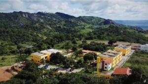una vista aerea di una scuola con montagne sullo sfondo di flat condomínio paraíso da serra negra - bezerros - PE a Bezerros