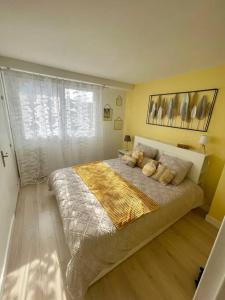 - une chambre avec un grand lit et une fenêtre dans l'établissement Appartement vue Saint Joseph, au Havre