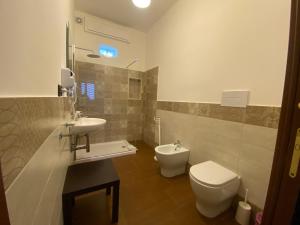 uma casa de banho com um WC, um lavatório e um WC. em Panoramic Rooms em Siracusa