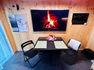 TV a/nebo společenská místnost v ubytování tiny house BARACZEK Brno-Jundrov, ulice Veslařská