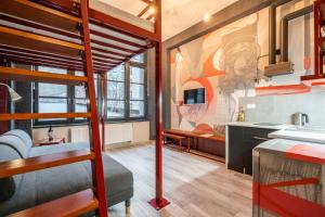 um quarto com um beliche e uma cozinha em Graffiti Apartments em Breslávia