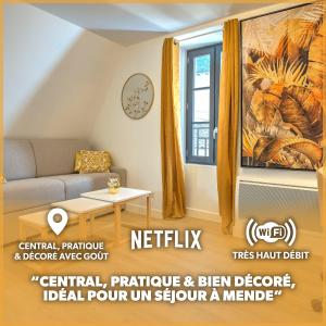 - un salon avec un canapé et une fenêtre dans l'établissement Le GoldenLeaf - Netflix/Wi-Fi Fibre - Séjour Lozère, à Mende