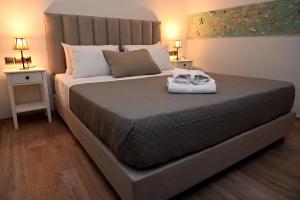 ピレウスにあるSea Luxury Apartmentsのベッドルーム(大型ベッド1台、ナイトスタンド2台付)