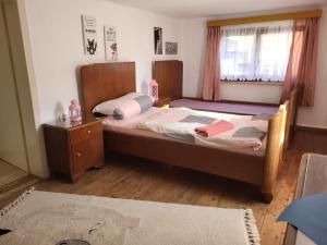 Un dormitorio con una cama grande y una ventana en Ferienhaus Deubetal Nr.10, en Stadtilm
