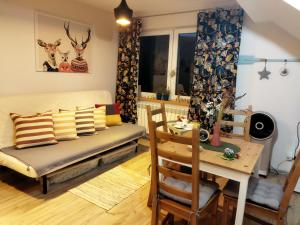 Chyrowa的住宿－Pokoje goscinne u Olguni，客厅配有沙发和桌子