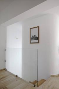 a white wall with a picture on top of it at Perpignan Centre : Superbe appartement en Roof-top in Perpignan