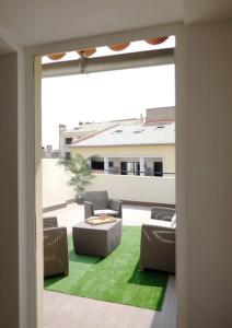 a view of a patio with chairs and a table at Perpignan Centre : Superbe appartement en Roof-top in Perpignan