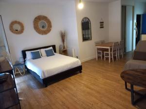 um quarto com uma cama e uma sala de jantar em Logis Hôtel La Résidence em Cognac