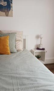 1 dormitorio con 1 cama con edredón a rayas en Central View Calimanesti, en Călimăneşti