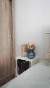 1 dormitorio con 1 cama y un jarrón en un estante en Central View Calimanesti, en Călimăneşti 10 fotos más