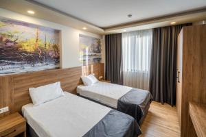 Postel nebo postele na pokoji v ubytování Golden World Suite Hotel + 37 fotografií