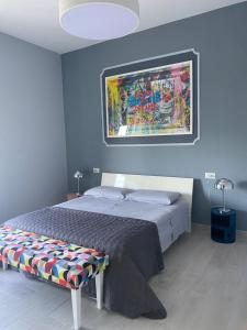 Postel nebo postele na pokoji v ubytování Una suite pop nel blu della Costiera