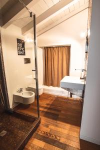een badkamer met een wastafel en een spiegel bij Luxury industrial apt vicino al centro con garage in Brescia