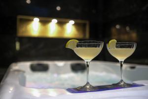 two glasses of white wine with a lemon wedge at La Golden Suite in Cambrai +16 photos