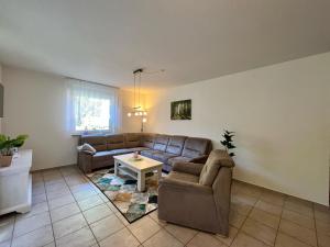 ein Wohnzimmer mit einem Sofa und einem Tisch in der Unterkunft Ferienwohnung Wanderkönig in Schierke