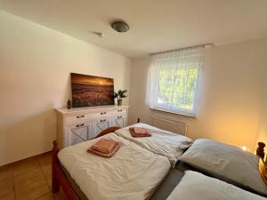 1 dormitorio con 2 camas y un cuadro en la pared en Ferienwohnung Wanderkönig en Schierke