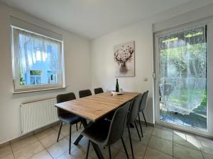 a dining room with a wooden table and chairs at Ferienwohnung Wanderkönig in Schierke