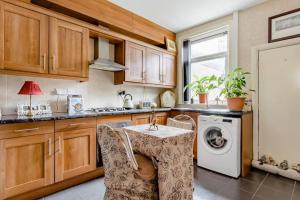 A kitchen or kitchenette at Madhar House