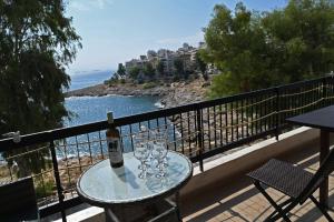 ピレウスにあるSea Luxury Apartmentsのテーブル(ボトルワイン1本、グラス付)