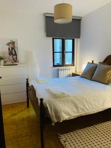 ein Schlafzimmer mit einem Bett und einem Fenster in der Unterkunft Grandma's Carolina Villa in Sul