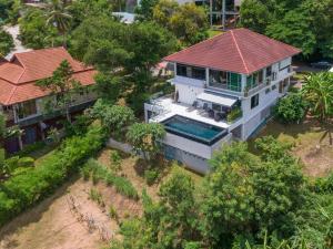 una vista aérea de una casa con piscina en Villa Stella 16 Santi Thani Maenam, en Nathon Bay