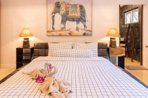 1 dormitorio con 1 cama con toallas en Villa Stella 16 Santi Thani Maenam, en Nathon Bay