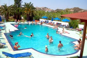 Bazén v ubytování Sotirakis Hotel nebo v jeho okolí
