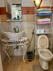een badkamer met een wastafel en een toilet bij MARIKINA 32 sqm Studio for Transients w WiFi 40 inch TV Parking in Manilla