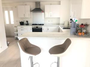 Η κουζίνα ή μικρή κουζίνα στο Bicester Kingsmere Accommodation with Ensuite +1 φωτογραφίες