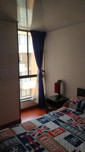1 dormitorio con cama y ventana en Apartamento Conjunto Residencial Yerbabuena, en Soacha
