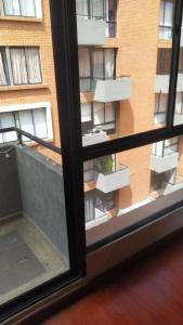 una ventana de un edificio con vistas en Apartamento Conjunto Residencial Yerbabuena, en Soacha