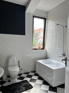 Guest House PIROSMANI的一间浴室