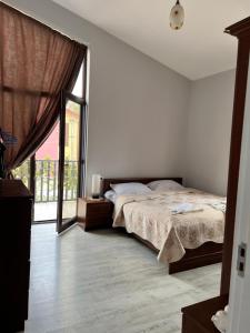 Guest House PIROSMANI客房内的一张或多张床位