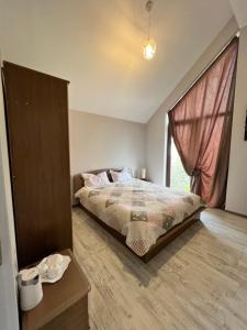 Guest House PIROSMANI客房内的一张或多张床位