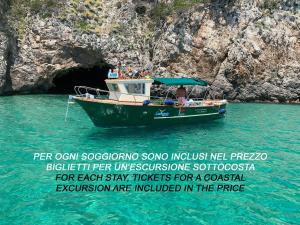 スペルロンガにあるCasa Vacanze Vespucci 4の洞窟の横の水上船