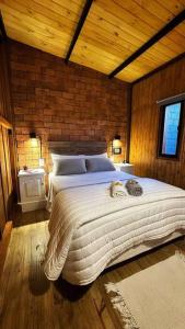 een slaapkamer met een groot bed in een houten muur bij Aerohouse in Posadas