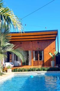 een huis met een zwembad ervoor bij Aerohouse in Posadas