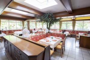 A restaurant or other place to eat at Hotel Silvia