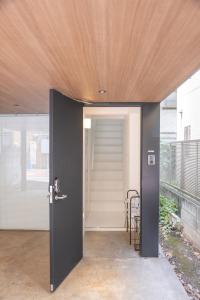 una porta aperta in una casa con soffitto in legno di サクラシャドウ中目黒 a Tokyo