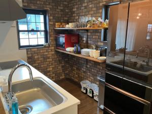 a kitchen with a sink and a refrigerator at レンタルヴィラ岐阜各務原-8名宿泊可-ペット可 in Kakamigahara