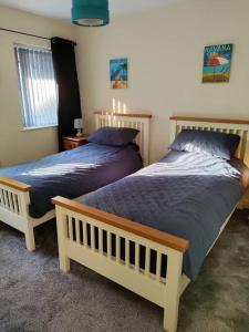Duas camas sentadas uma ao lado da outra num quarto em Droitwich Spa centre apartment em Droitwich Spa