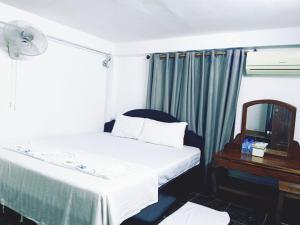 Tempat tidur dalam kamar di Sarah Guesthouse