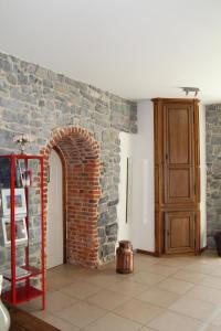 Cette chambre est dotée d'un mur en briques et d'une échelle rouge. dans l'établissement Le grenier de la Floye, à Biesmerée